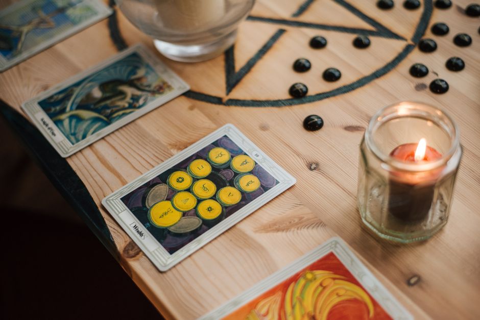 Cartas del tarot junto a unas velas