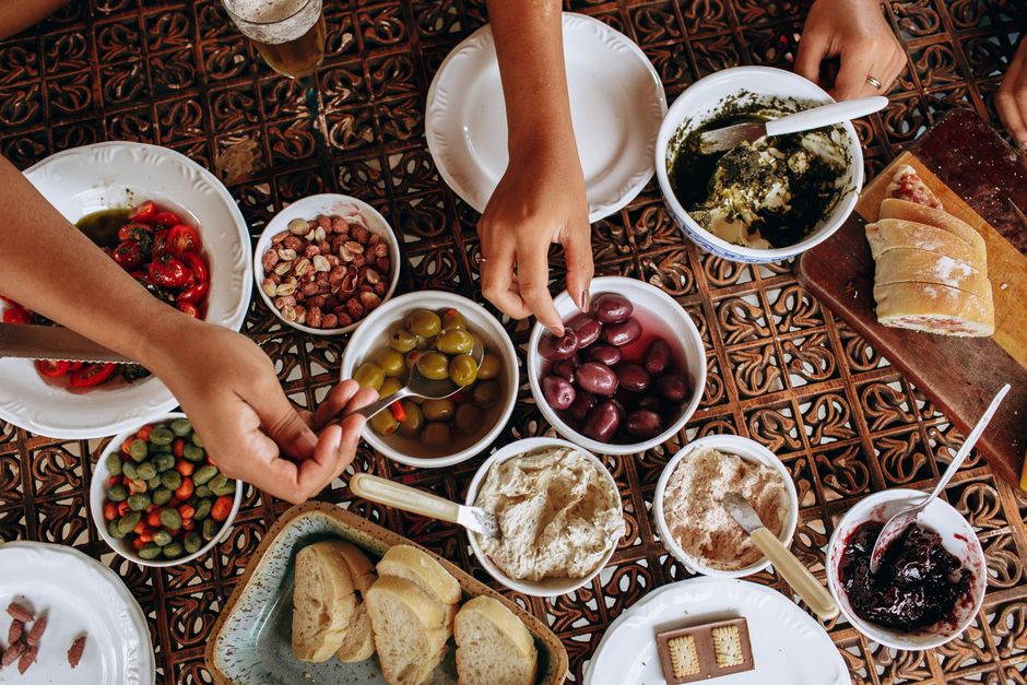 Mesa con una variedad de platos y tapas