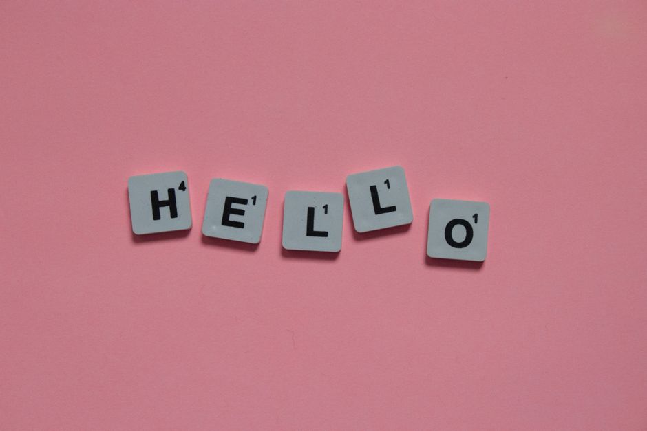 La palabra HELLO en fichas de letras