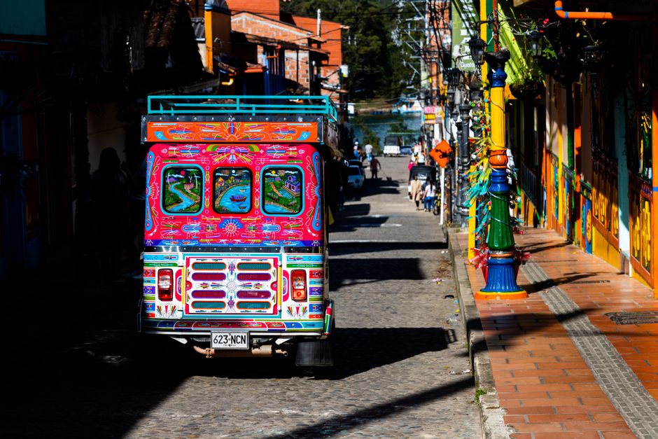 Calle colorida de Latinoamérica