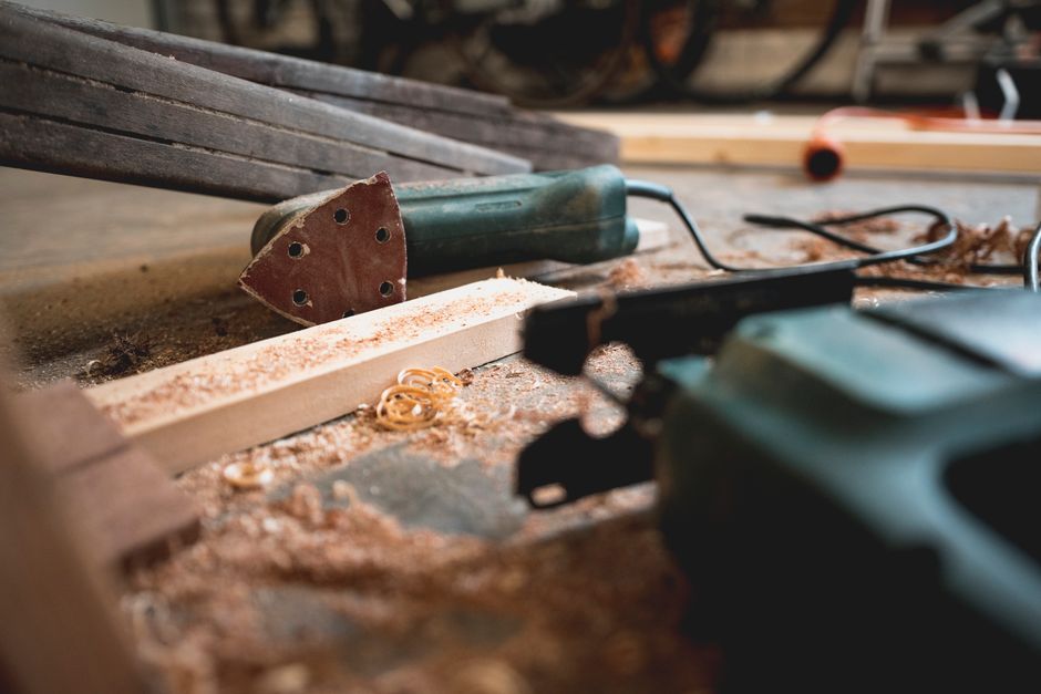 Herramientas de bricolaje en un taller