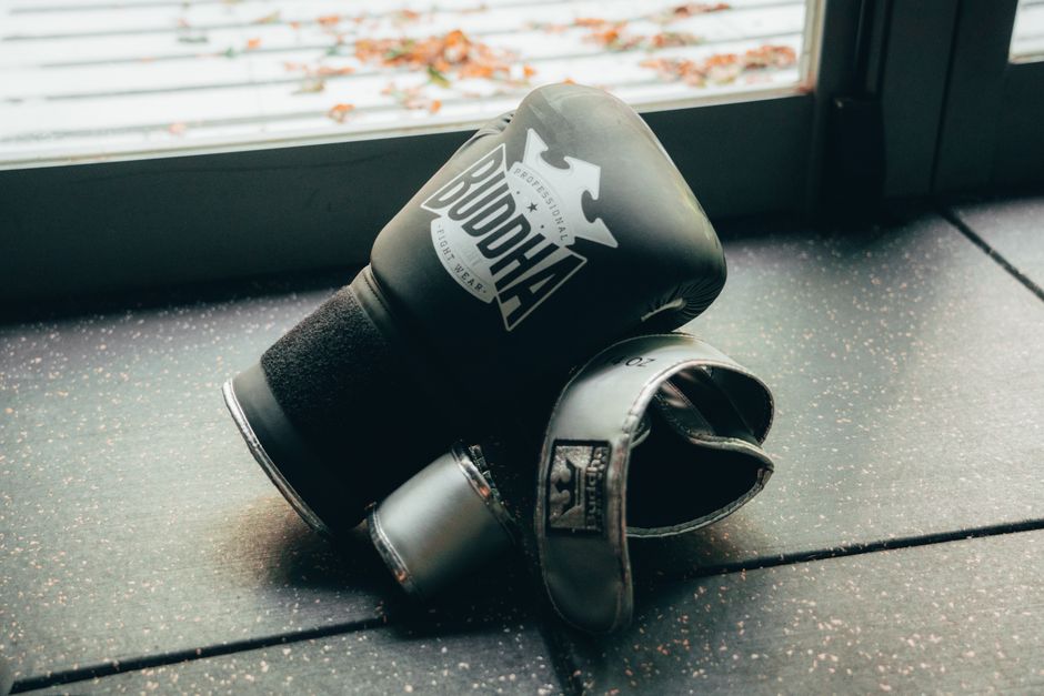 Guantes de boxeo en un gimnasio de combate