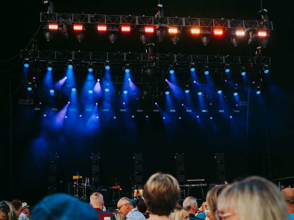 Público en un concierto con luces de escenario