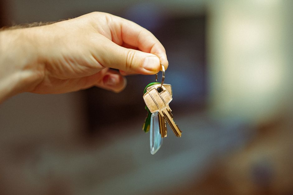 Llaves de una vivienda ante la puerta