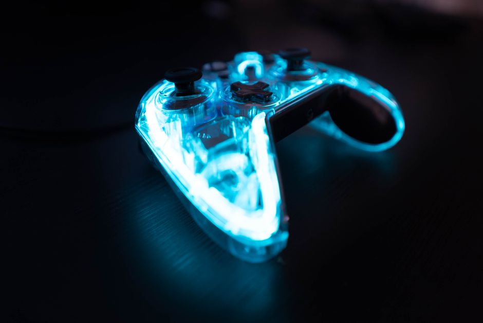 Mando de videojuegos con luces de neón